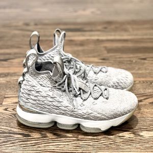 Lebron 15’s basketball shoes